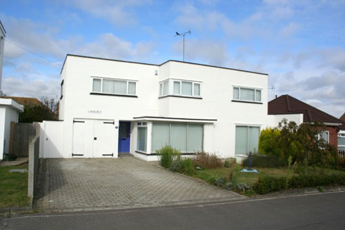 frin1 Four-bedroom 1930s art deco house in Frinton On Sea, Essex