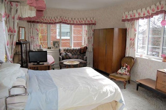 Three-bedroom 1930s art deco property in Gloucester, Gloucestershire