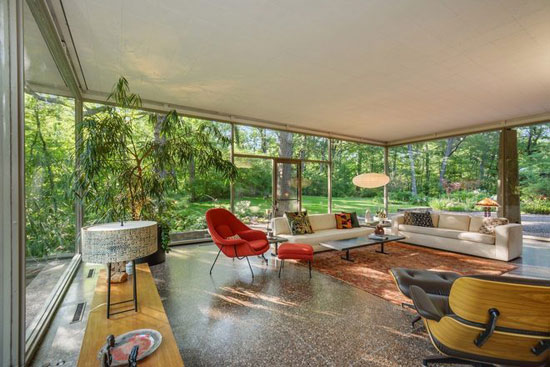 1960s H.P. Davis Rockwell House modernist property in Olympia Fields, Illinois, USA