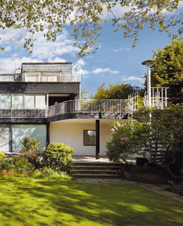 1930s grade II-listed Walter Gropius-designed modernist property in London SW3