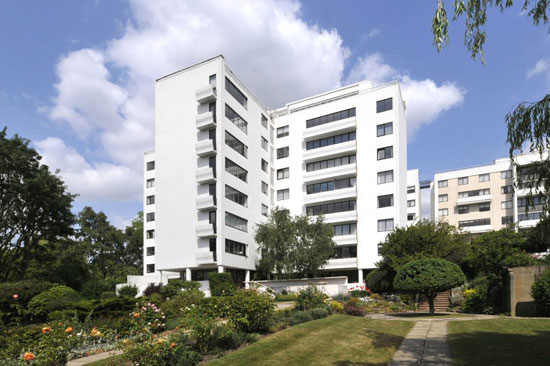 Apartment in the Berthold Lubetkin-designed Grade I-listed Highpoint I building in London N6