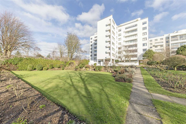 To let: Apartment in the 1930s Berthold Lubetkin Highpoint building in London N6