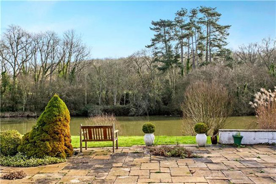1970s Michael Brawne-designed modernist property in Fishers Pond, Hampshire