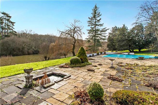 1970s Michael Brawne-designed modernist property in Fishers Pond, Hampshire