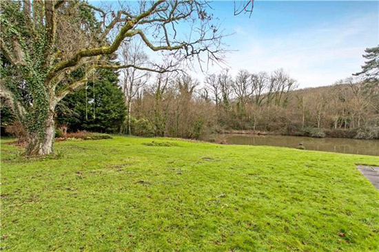 1970s Michael Brawne-designed modernist property in Fishers Pond, Hampshire