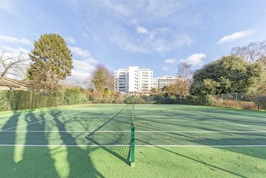 To let: Apartment in the 1930s Berthold Lubetkin Highpoint building in London N6