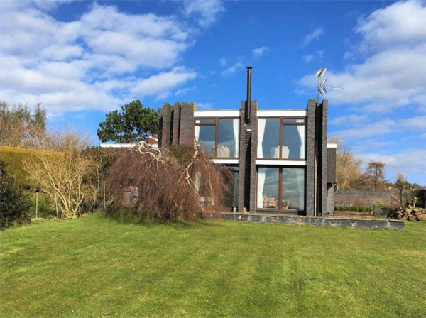 1950s modernist property in Heswall, Cheshire