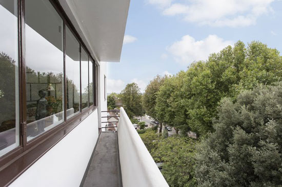 Apartment in the Berthold Lubetkin-designed grade I-listed Highpoint building in London N6