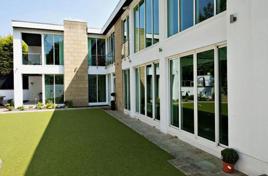 hud2 Four-bedroom contemporary modernist house property in Huddersfield, West Yorkshire