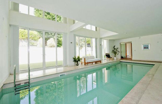 hud4 Four-bedroom contemporary modernist house property in Huddersfield, West Yorkshire