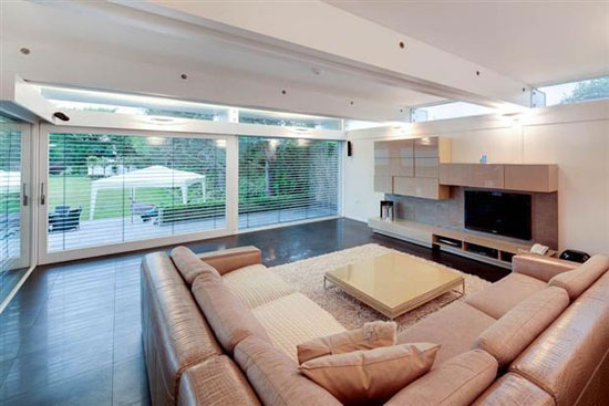 huf5 Five bedroom Huf Haus in Hornchurch, Essex