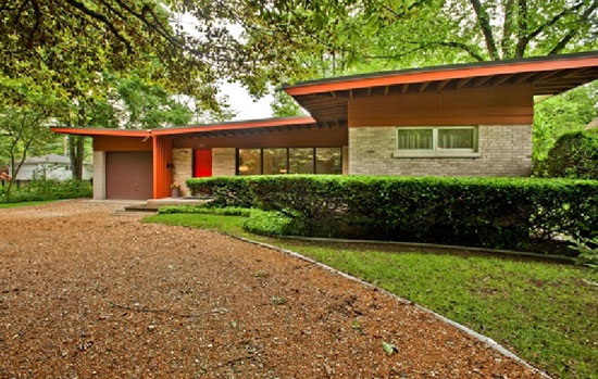 il1 1950s Vladimir Novak-designed midcentury modern property in East Glenview, Illinois, USA