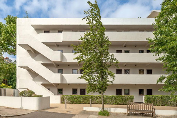 Apartment in the 1930s Wells Coates Isokon Building, London NW3