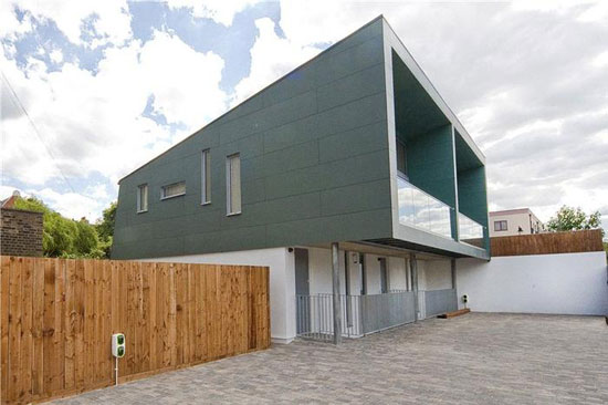 Three-bedroom contemporary modernist property in London N7