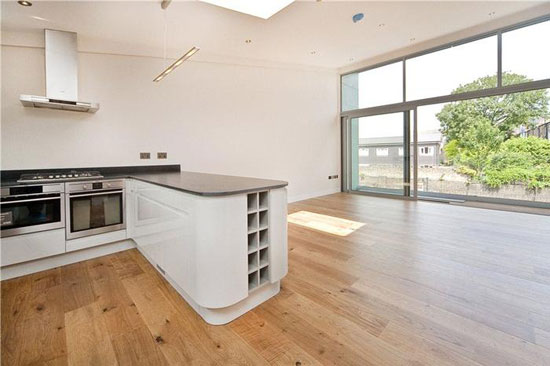 Three-bedroom contemporary modernist property in London N7