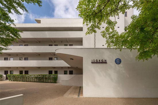 Apartment in the 1930s Wells Coates Isokon Building, London NW3