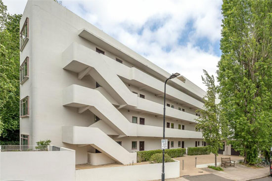 Apartment in the 1930s Wells Coates Isokon Building, London NW3