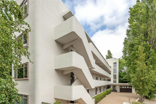 Apartment in the 1930s Wells Coates Isokon Building, London NW3
