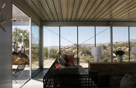 Off-grid IT House modernist property in Pioneertown, California, USA