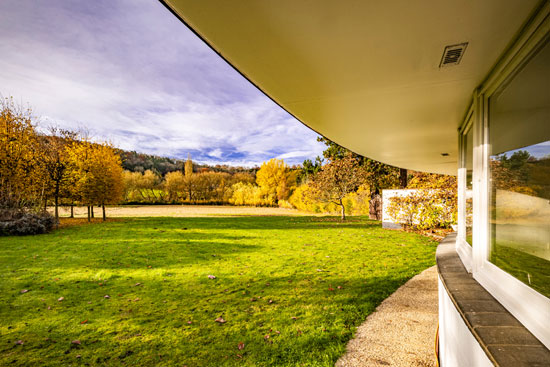 Jordleys 1960s circular modern house in Goring on Thames, Oxfordshire