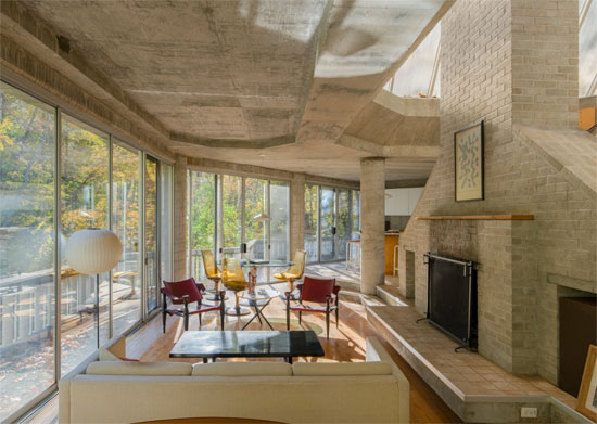 John Black Lee-designed modernist property in New Canaan, Connecticut, USA