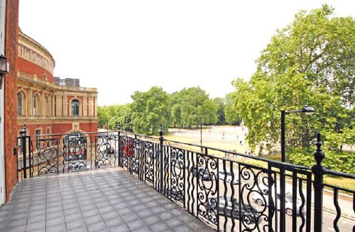 ken2 Four-bedroomed flat at Kensington Gore, London SW7