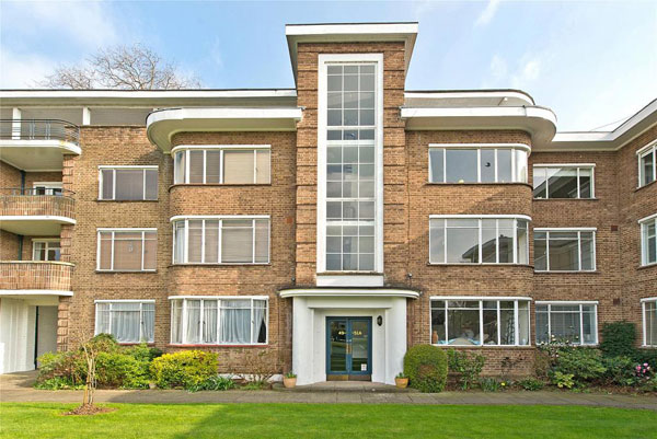 Art deco apartment: Flat in 1930s Kingfisher Court, East Molesey, Surrey