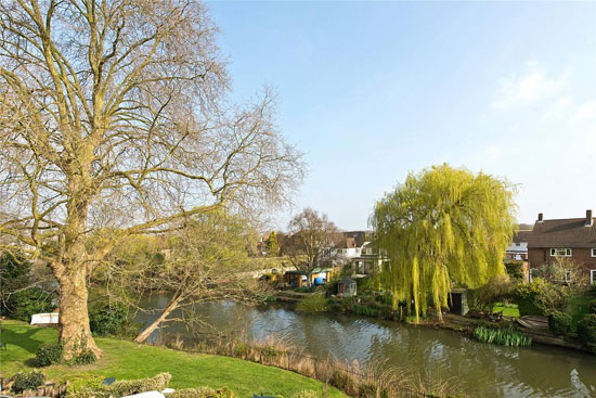 Art deco apartment: Flat in 1930s Kingfisher Court, East Molesey, Surrey