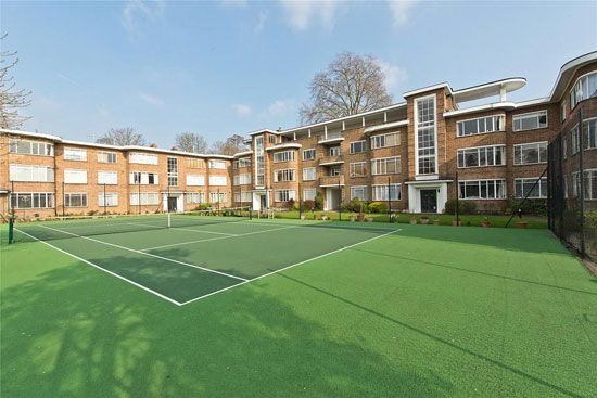 Art deco apartment: Flat in 1930s Kingfisher Court, East Molesey, Surrey