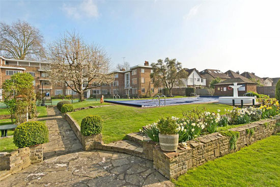 Art deco apartment: Flat in 1930s Kingfisher Court, East Molesey, Surrey