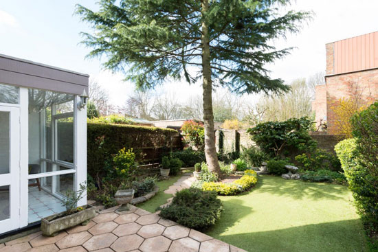 1960s Eric Lyons-designed property on the Lambardes Span estate, New Ash Green, Kent