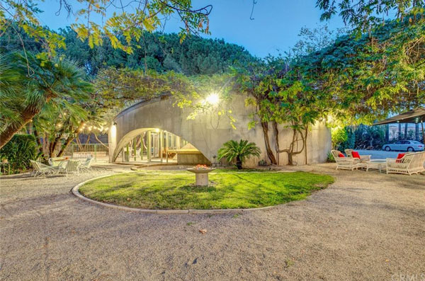 1960s modernism: John Lautner-designed Tolstoy House in Alta Loma, California, USA