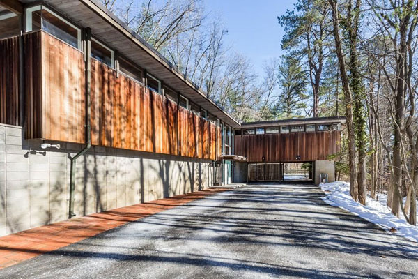 1960s midcentury modern: Two-bedroom property in Longmeadow, Massachusett, USA