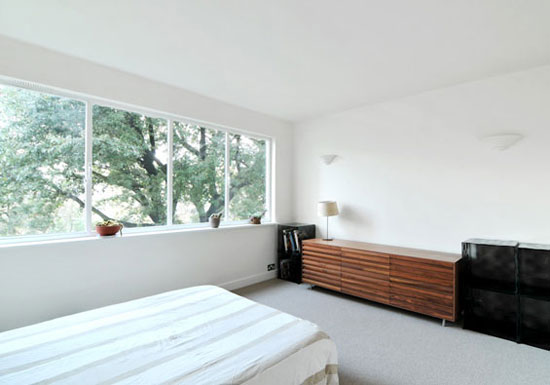 lub4 Two bedroom flat in the 1930s Berthold Lubetkin-designed Highpoint building, Highgate Village, London N6