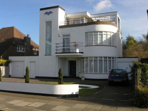 luton1 1930s six-bedroomed art deco house in Luton, Bedfordshire