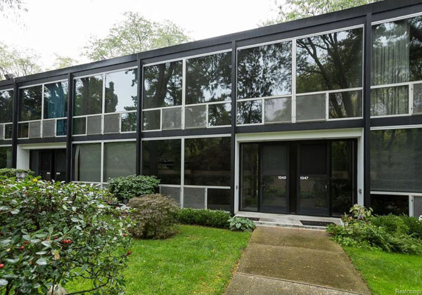 1950s modernist living: Mies van der Rohe-designed townhouse in Detroit, Michigan, USA