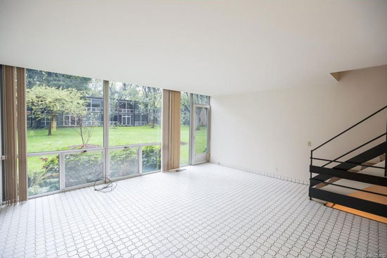 1950s modernist living: Mies van der Rohe-designed townhouse in Detroit, Michigan, USA