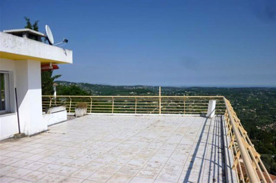 man3 1970s André Minangoy-designed four-bedroom property in Grasse, Alpes-Maritimes, France