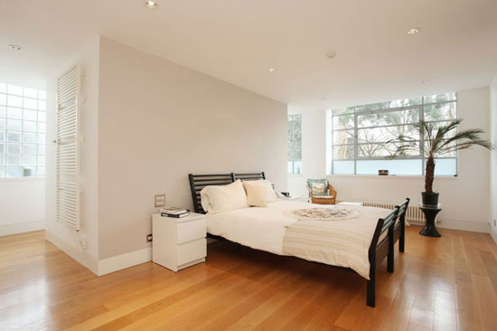 mic5 Three-bedroom loft apartment in 1930s Mica House, Barnsbury Square, Islington, London N1