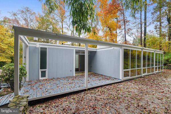 1950s Charles Goodman midcentury modern house in Alexandria, Virginia, USA