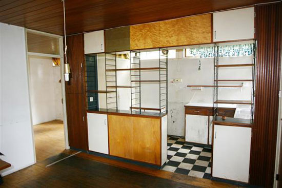 mid3 https://www.wowhaus.co.uk/2012/04/08/on-the-market-1960s-roy-hickman-designed-three-bedroom-house-in-keston-kent/
