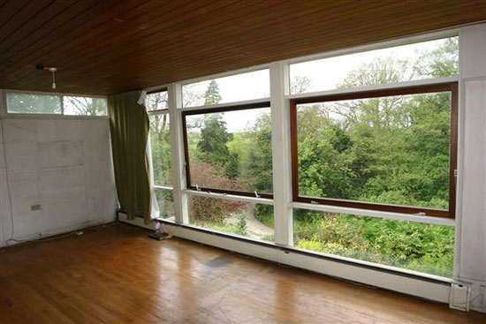 mid4 https://www.wowhaus.co.uk/2012/04/08/on-the-market-1960s-roy-hickman-designed-three-bedroom-house-in-keston-kent/