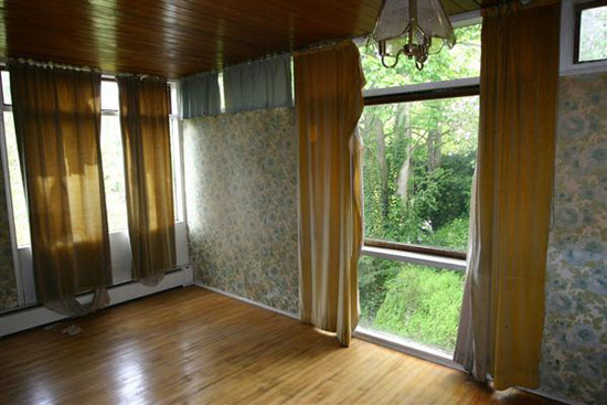 mid5 https://www.wowhaus.co.uk/2012/04/08/on-the-market-1960s-roy-hickman-designed-three-bedroom-house-in-keston-kent/