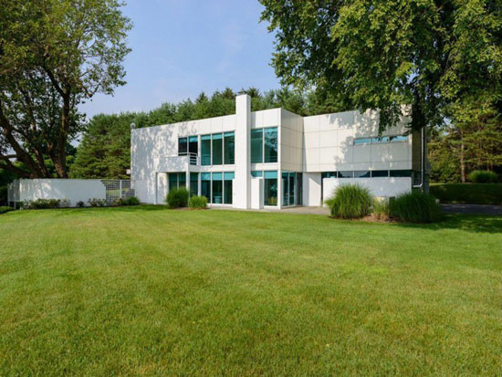 1980s four-bedroom modernist property in Lloyd Harbor, New York state, USA