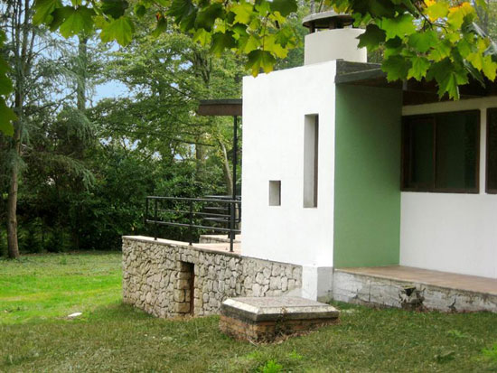 modernist2 1960s Le Corbusier-inspired modernist property in Gatinais-Orleans, central France