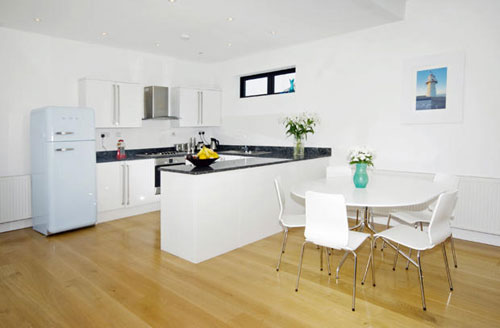 new4 Two bedroom art deco-styled property in Newlyn, West Cornwall