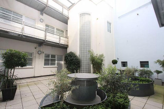 nw2 Two-bedroom apartment in the 1930s art deco Wallis Building in St John's Wood, London, NW8