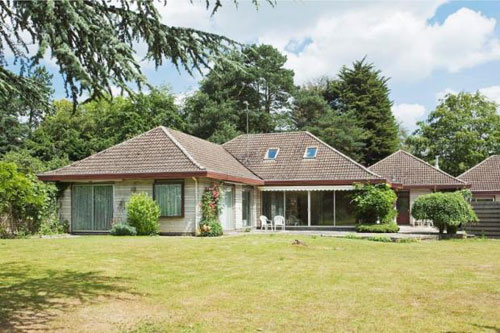 On the market: 1970s Claude de Vries-designed four-bedroomed single-storey house in Oxford, Oxfordshire