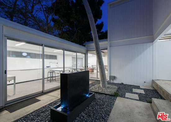 1980s modernism: Pierre Koenig-designed Koenig House 2 in Brentwood, Los Angeles, California, USA