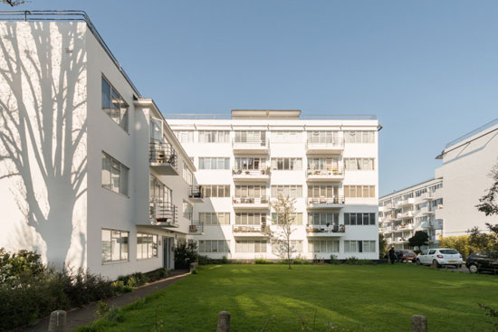 1930s art deco: Apartment in the Frederick Gibberd-designed Pullman Court, London SW2